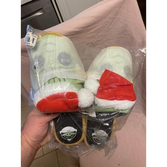 Star Wars The Child SLIPPERS Womens size L 11-12 Grogu Santa Hat Christmas Yoda - Picture 1 of 3